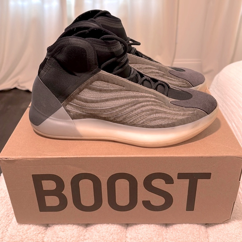 Yeezy QNTM Barium Sneakers